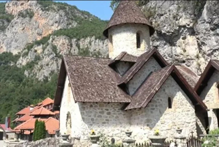U SRPSKI OSTROG dolaze da se mole i muslimani: Monahinje svedočile o ČUDESNIM ISCELJENJIMA, a predanje o krađi PRVOG KAMENA ledi krv u žilama