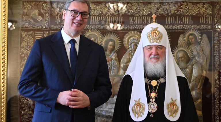 Председник Вучић уручио орден Републике Србије патријарху Кирилу