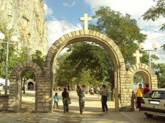KO NE SME DA UĐE U MANASTIR OSTROG: Ovo su stroga pravila posete velikom svetitelju, pazite da se ne ogrešite