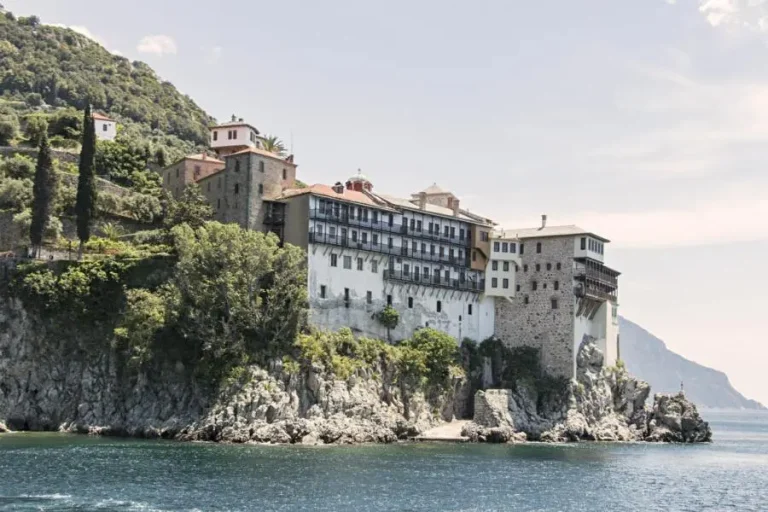 Žena se prerušila u monaha pa mesec dana provela na Svetoj Gori među monasima: Kada je opisala TAJNI SVET muškaraca, sa Atosa stigle oštre reakcije